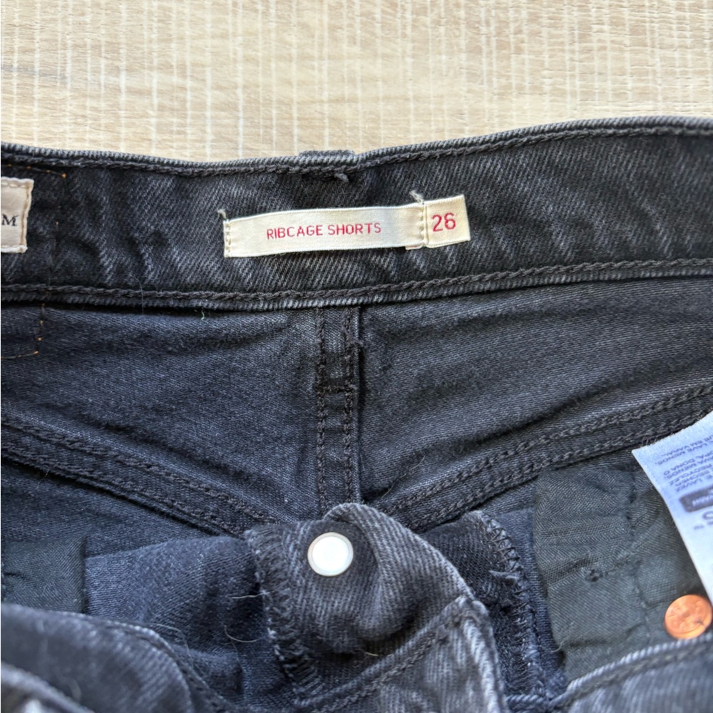 Levi’s Ribcage Black High-Waisted Jean Shorts - Picture 2 of 6